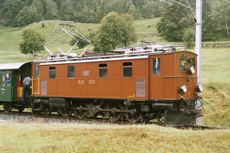 Lokomotive Ge 4/6 Nr. 353 der Rhtischen Bahn bei Susch im Engadin am 24. Juli 2004. Diese Maschine ist die letzte betriebsfhig erhaltene von ursprnglich 8 Maschinen dieses Typs und wurde 1914 von SLM und MFO gebaut. Eine weitere Ge 4/6-Maschine mit der Nummer 391 stammt von SLM und AEG, sie kann heute im Museum fr Technik und Verkehr in Berlin bewundert werden. 