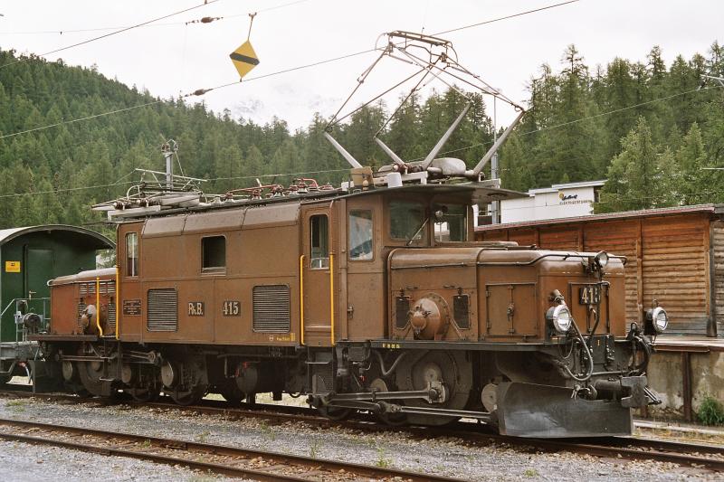 Lokomotive Ge 6/6 Nr. 415 der Rhtischen Bahn in St. Moritz am 10. Juli 2004. Diese Lok ist die letztgebaute von 15 Maschinen und wurde von SLM/BBC/MFO im Jahre 1929 gebaut. Zurzeit sind noch die drei Loks 412, 414 und 415 betriebsfhig vorhanden.