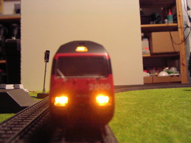 Lokomotive meiner Anlage Re 460 von vorne mit Fernlicht f�r den ausserordentlichen showefekt