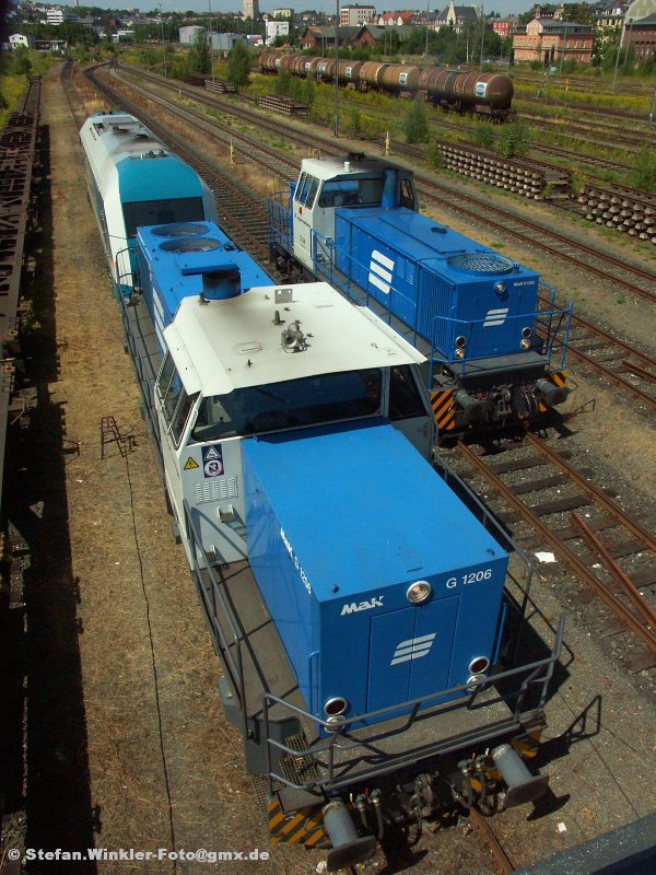 Lokomotiven in Hof sind blau! So sieht es zumindest hier aus, nachdem man von fr�her noch die rote Farbe von der Bundesbahn her gewohnt war. Zum Gl�ck gibt es in Hof nun immer mehr G�terverkehr, das CTH ist gross im Aufwind. Hier versammeln sich gleich 3 Arriva/Regentalloks am 06.08.2008. Es sind 223072, DL05 und DL04, fotografiert vom Luftsteg in Hof aus mit ungewohnter Perspektive. Hinten rechts das ehem. s�chsische Heizhaus, oder was davon �brig ist.....