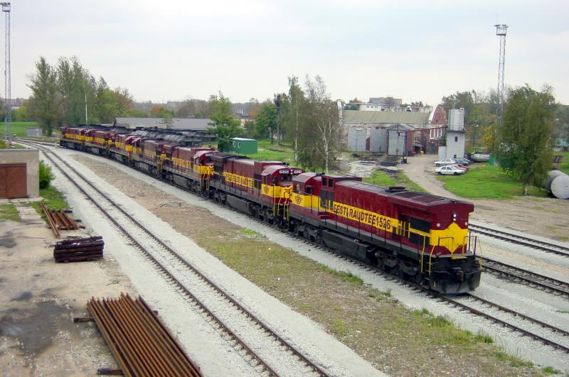 Lokparade im Bahnhof Narva, September 2003