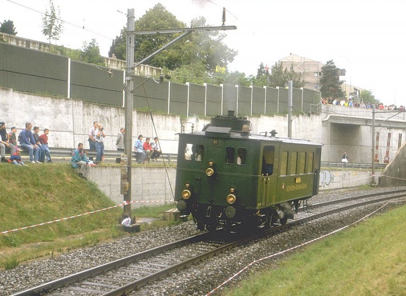 Lokparade  im Juni 1997 in Lausanne.Der UeBB Dampftriebwagen CZm 1/2 (Esslingen 1902)stellt sich den Zuschauern vor.1997 waren an verschieden Orten in der Schweiz Eisenbahnfeste zum 150 Jahr Jubilum,eine Parade fand aber nur in Lausanne statt.(Archiv P.Walter)