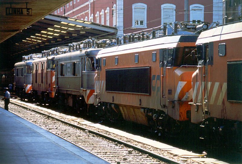 Lokparade in Lissabon: LEVL2600 und BR2500 warten auf den nchsten Einsatz. Scan ab Dia, Sept. 1991