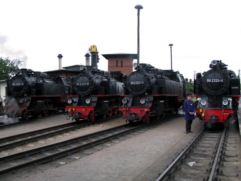 LOKPARADE mit neuer MOLLI-Dampflok BR 99 2324-4, BR 99 2323-6, BR 99 2322-8, BR 99 2321-0 und Eisenbahner mit Uniform der MFFE, Khlungsborn-West 10.07.2009