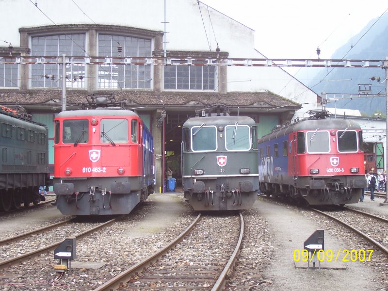 Lokparade vor dem Cargo Depot Erstfeld anlsslich des Jubilums  125 Jahre Gotthardbahn  mit der Ae 6/6 610 463-2; Re 4/4III 11364 und der Re 6/6 620 068-8