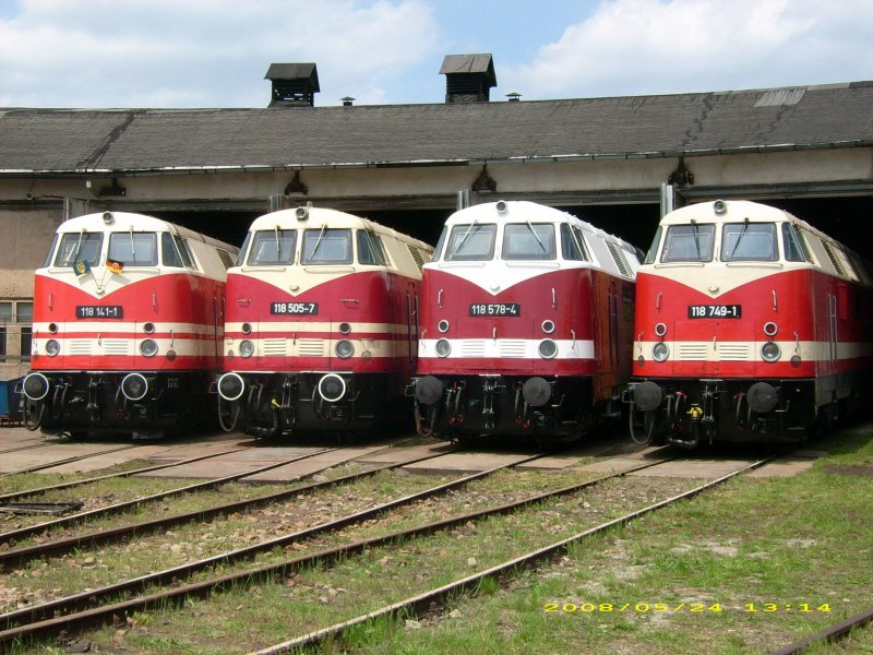 Lokparade vor dem Ringlokschuppen in Weimar. Vier Loks der Baureihe 118 waren in Reichsbahnlackierung ausgestellt.