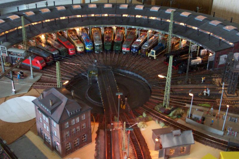 Lokparade vor dem Rundschuppen des BW Harzbahn. Im vorderen Bereich im Aufbau befindliche Trassierung des FALLER Car-Systems.
Mrz 2005