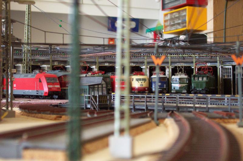 Lokparade vor dem Rundschuppen des BW der Harzbahn Oktober 2003. Dieser Blick von den beiden Zufahrtsgleisen zur Drehscheibe (Fleischmann)