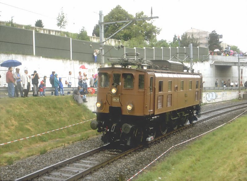 Lokparade zum 150 Jahr Jubilum der Schweizer Eisenbahn 1997 in Lausanne.Vorbeifahrt der E -Lok Ae 3/6 II Nr.10439 (MFO/SLM 1925)in brauner Farbgebung.(Archiv P.Walter)