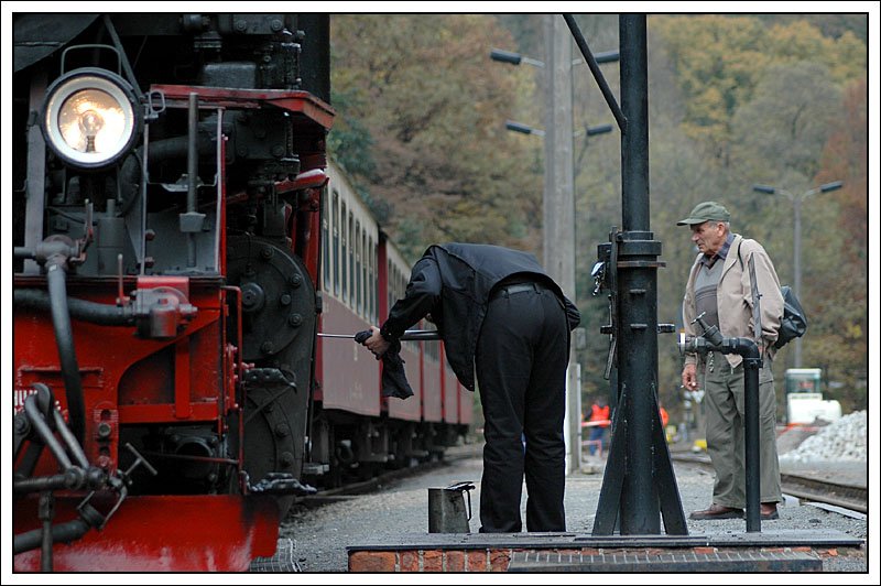 Lokpflege nach der Ankunft in Eisfelder
Talm�hle am 9.10.2007.