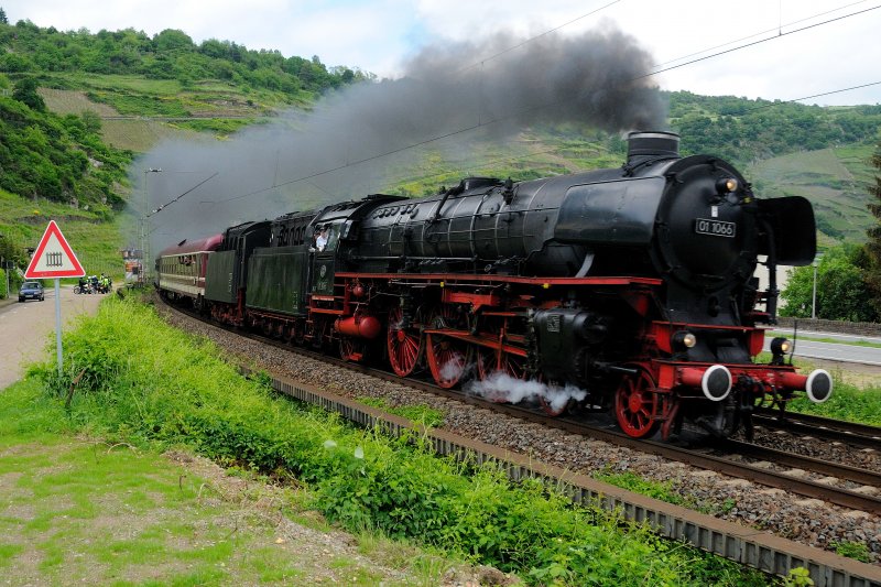 Lokportrait von 01 1066 der UEF (Ulmer Eisenbahnfreunde), in voller Fahrt, kurz vor Oberwesel am Rhein. Ein paar Kilometer noch bis Bacharach, dem Endpunkt der Sonderfahrt. (16.05.2009).