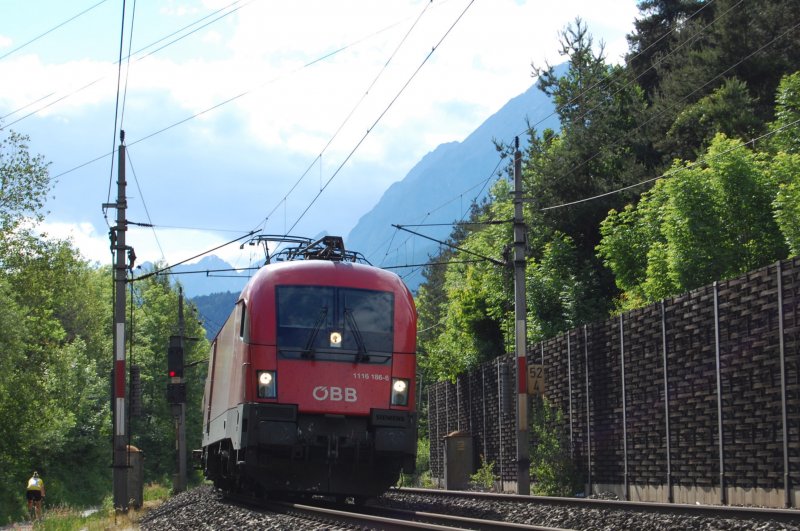 Lokportrait von 1116 186-6, die von Hall i.T. kommend nach Norden rast. 30.5.2009