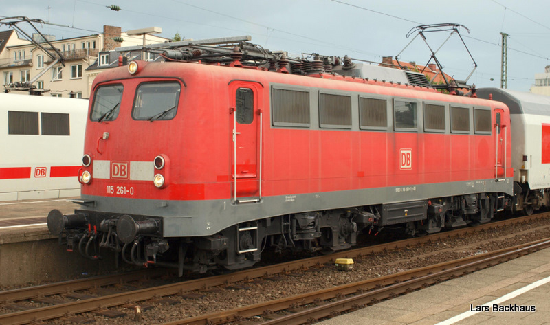 Lokportrait der 115 261-0, die am 21.06.09 die Ehre hatte den AZ 1379 nach Lrrach zu bringen. Hier steht diese schne Baureihe kurz vor der Ausfahrt Richtung Hamburg-Harburg in Hamburg-Altona auf Gleis 11.