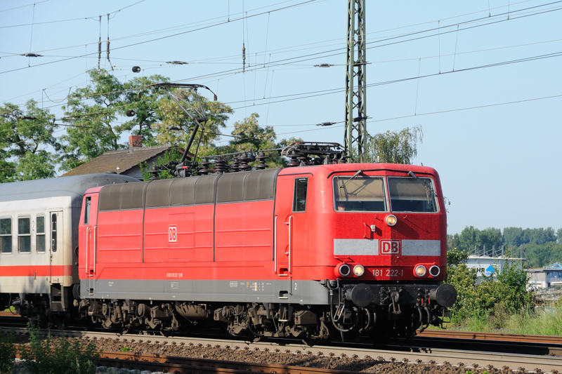 Lokportrait von 181 222-1 vor einem Sonderzug in Bickenbach an der Bergstrasse im Mai 2009.