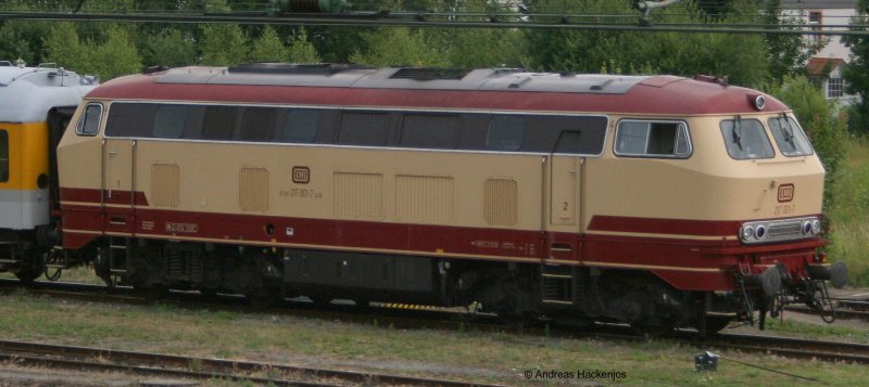 Lokportrait von 217 001-7 in Villingen 21.7.08. Das Bild enstand von einem Fuweg