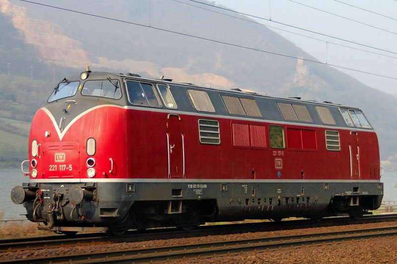 Lokportrait von 221 117-5 der EfW. Aufgenommen an der rechten Rheinstrecke im April 2009.