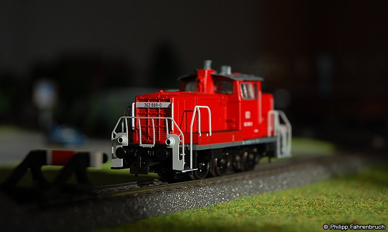 Lokportrait der 362 881 (Mrklin Art-Nr. 37652) bei interessantem Sonnenlicht-Einfall auf meiner Modellbahnanlage.