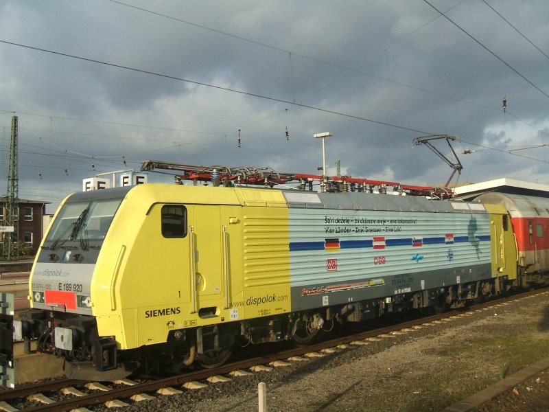 Lokportrait E 189 920 , Dispo ES 64 F4 020 vor UEx 43311 
ber Salzburg.(13.10.2007) 