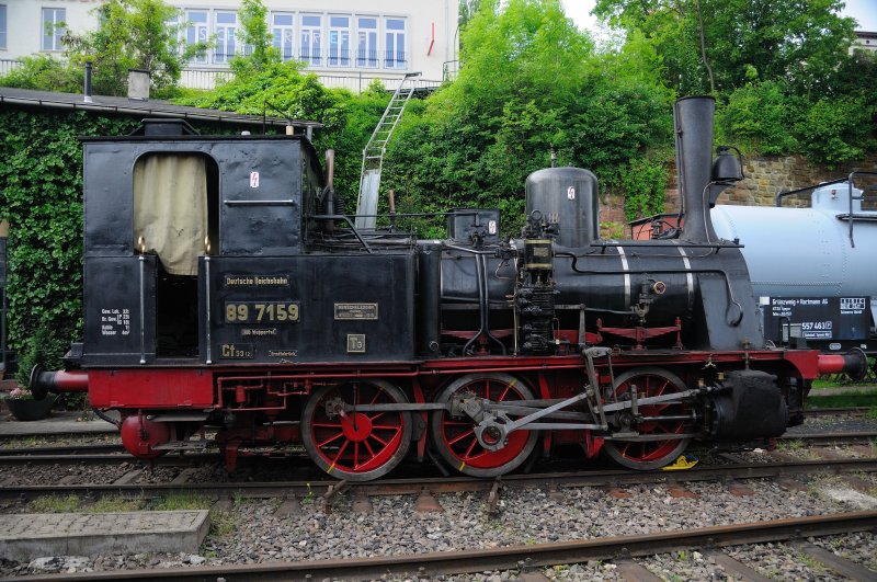 Lokportrait in gesamter Seitenansicht: T3 (89 7159) in Neustadt/Weinstrasse im Mai 2009.