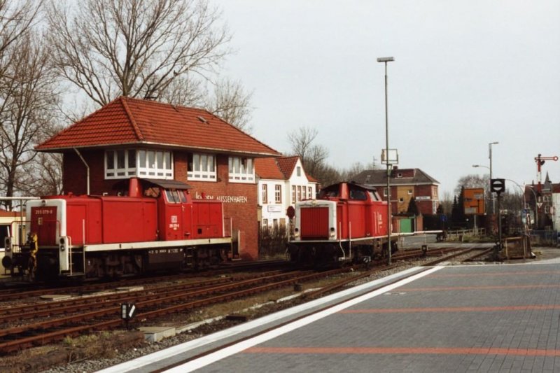 Loks 212 047-5 und 295 079-8 auf Bahnhof Emden Auenhafen am 7-4-2001. Bild und scan: Date Jan de Vries. 