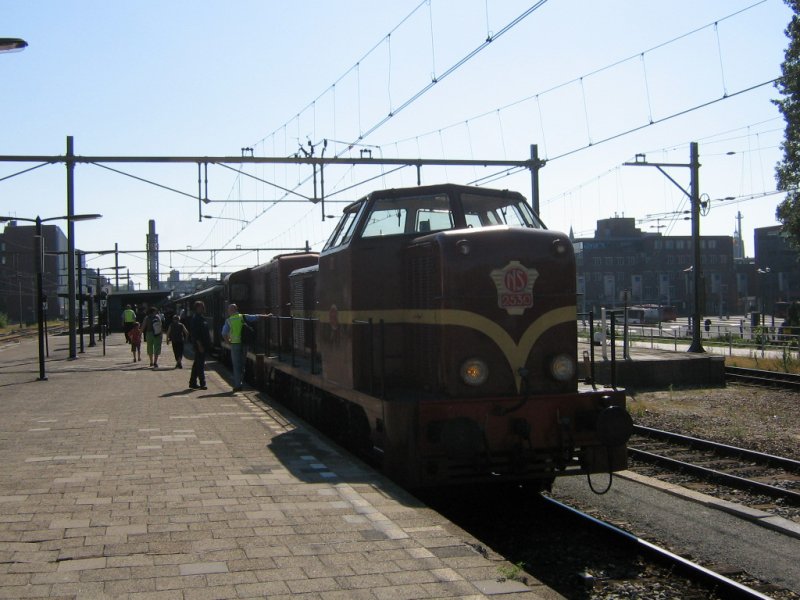 Loks 2530 en 2459 met blokkendoosrijtuigen als trein 28331 naar Hengelo te Enschede, 1 juli 2006