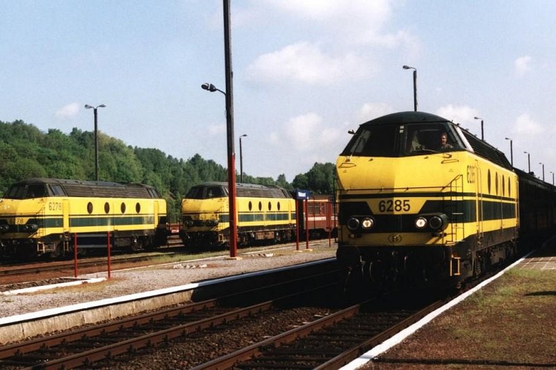 Loks 6278, 6243 und 6285 auf Bahnhof Walcourt am 19-5-2001. 