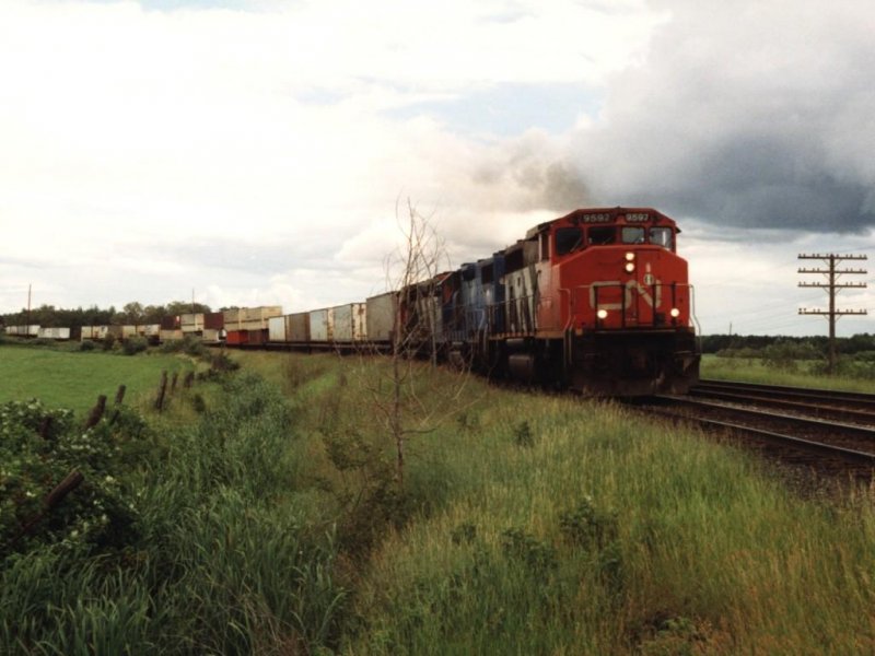 Loks 9597, 790 und 9615 mit 93 waggons bei Thunder Bay am 02-08-1993. Bild und scan: Date Jan de Vries.