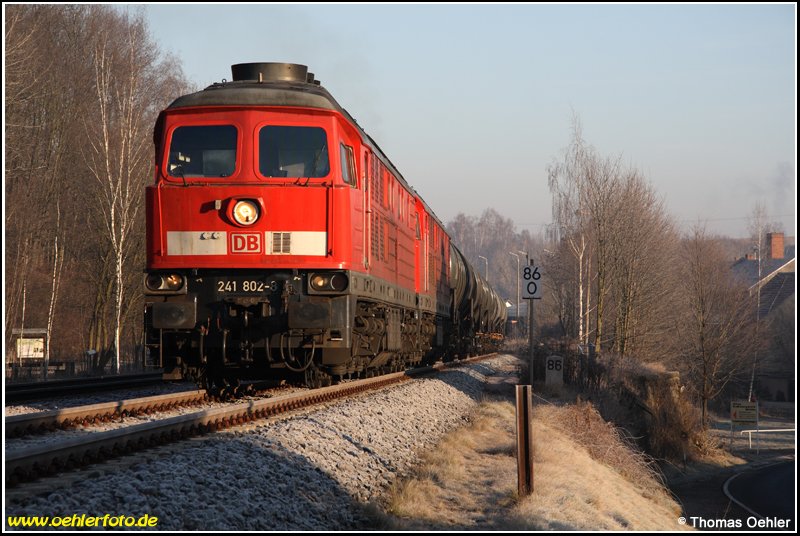 Loks der Baureihe 241 mit 800er-Ordnungsnummern sind erst seit einigen Tagen in Sachsen anzutreffen. Sie sind in Oberhausen frei geworden, weil eine ihrer Stammstrecken nach Belgien elektrifiziert wurde. So wartet am 30.12.08 241 802 vor 241 353 mit einem vollen Kesselwagenzug zum Tanklager Rhäsa am Ausfahrtsignal in Miltitz-Roitzschen, um die RB aus Nossen passieren zu lassen.