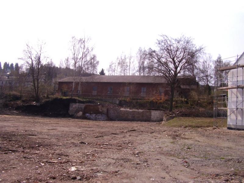 Lokschuppen des ehem. Schmalspur-BW des Thumer Netzes von der Geyrischen Strae aus gesehen. 26.04.06
Dieser Blick ist jetzt mglich, da im Vordergrund eine Fabrik gestanden hat die im Anfang des Jahres abgerissen wurde.