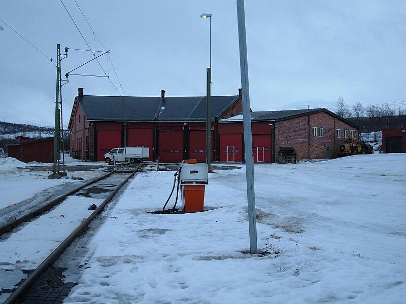 Lokschuppen und Drehscheibe am 17.03.2006 in Abisko stra Station, etwa in der Mitte der Strecke Kiruna - Narvik, vermutlich sind hier Wartungs- und Hilfsfahrzeuge untergebracht.