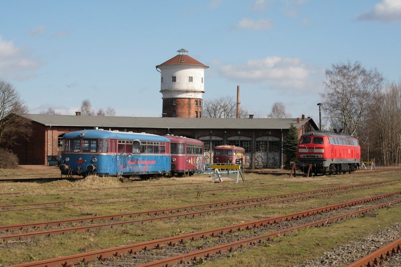 Lokschuppen mit Wasserturm der WEMEG in Ludwigslust. 18.03.2009