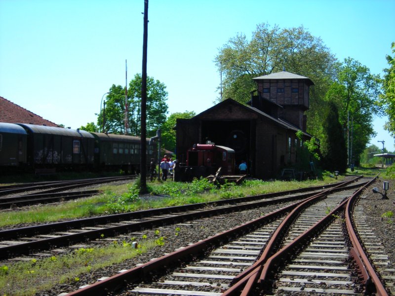 Lokschuppen von Rinteln. vorm okschuppen steht eine Kf2 und im Lokschuppen steht eine Reko 52er (52 8038) am 10.5.08