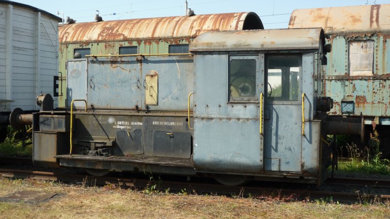 Lokschuppenfest am 05. Juli 2009 im Eisenbahnmuseum Wrzburg. Neben einem Einblick in den Lokschuppen, Besichtigen aller Museumswagen und einer Echtdampf Spur G Anlage konnte man auch mit der V 100 1200 fahren, die vom Verein mhevoll aufgearbeitet wurde und seit Januar 2009 wieder in Wrzburg ist. Diese Kf ist aber noch arm dran. Leider wei ich nicht die Baureihe, ich habe das Foto einfach mal bei BR 322 eingereiht.