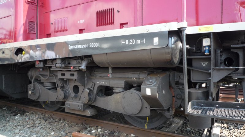 Lokschuppenfest am 05. Juli 2009 im Eisenbahnmuseum Wrzburg. Neben einem Einblick in den Lokschuppen, Besichtigen aller Museumswagen und einer Echtdampf Spur G Anlage konnte man auch mit der V 100 1200 fahren, die vom Verein mhevoll aufgearbeitet wurde und seit Januar 2009 wieder in Wrzburg ist.