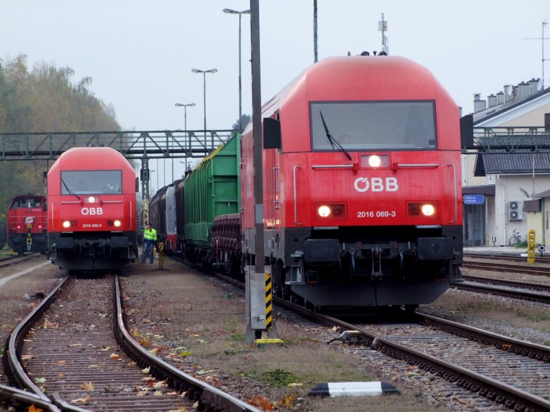  Loktreffen  am Bhf. Ried i.I. 2016 069-3 wartet mit G45847, 2016 066-9 hat sich vor 2070 008-4 zur Verst�rkung des 64Ax G68807 gesetzt, im Hintergrund 2070 030-8; 081024