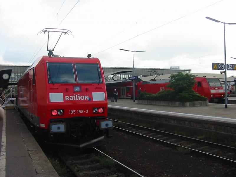 Loktreffen in beim Heidelbergbahnhofsfest. Links die 185-158 die man besichtigen konnte und rechts die 146-117 nach Frankfurt Hbf.