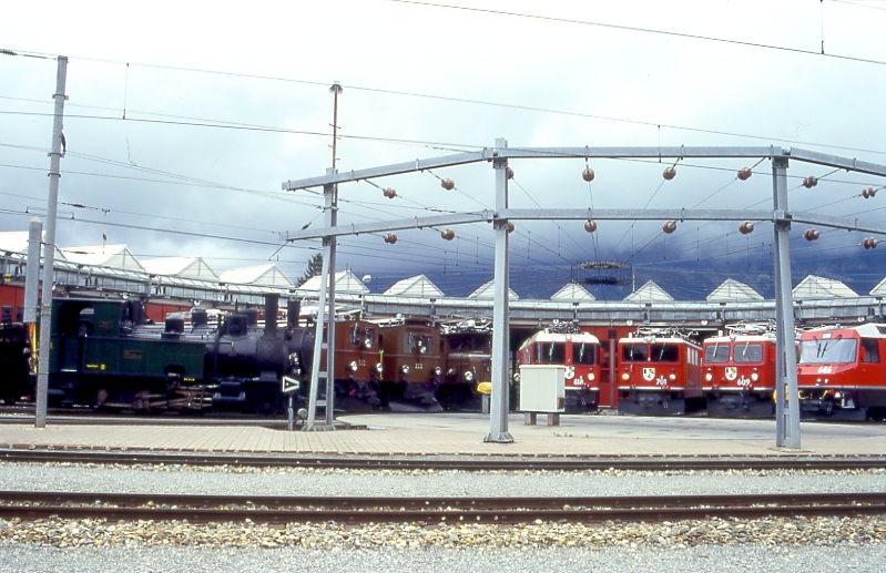 Loktypen-Aufstellung fr Teilnehmer der RHTIA TOURS Viertagesfahrt am 01.09.1996 beim Lokdepot Landquart, leider starke Bewlkung. Hinweis: 411er seit 2000a (Deutsches Museum Mnchen), 618er hat noch runde Scheinwerfer! Aufstellung von links nach rechts: Dampflok G 3/4 1 - G 4/5 107 - E-Lok Ge 4/6 353 - Ge 2/4 222 - Ge 6/6I 411 - Ge 4/4II 618 - Ge 6/6II 701 - Ge 4/4I 609 - Ge 4/4III 646. Hinweis: alle Streckenlok-Typen aufgestellt!
