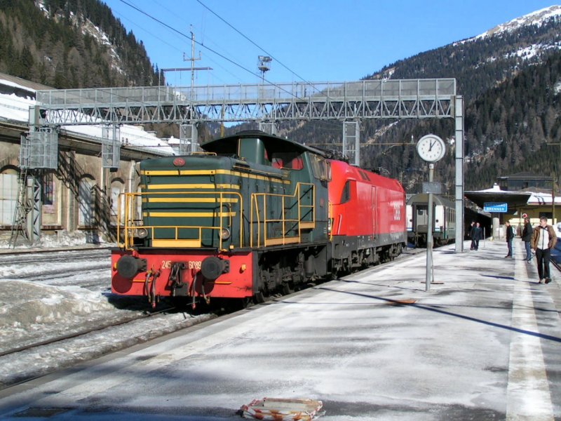 Lokwechsel am Brenner. Diesel-Lok 245-6089 zieht die abgeb�gelte und vom Zug abgekuppelte Lok �ber das italienische Schienennetz. 04.02.06   