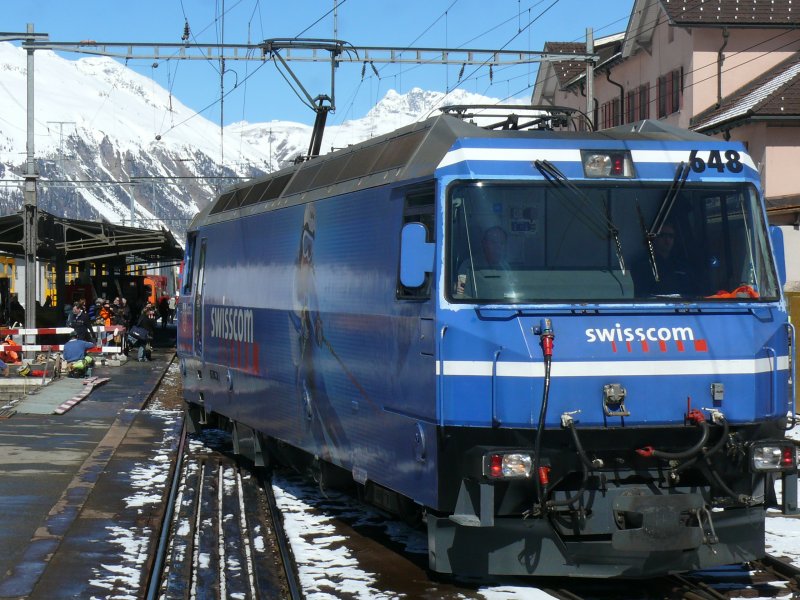 Lokwechsel im Bhf Pontresina beim Bernina-Express. Die GE 4/4 III 648 wurde soeben abgekoppelt, und setzt sich jetzt auf das Nebengleis. Aufgenommen am 28/03/2008.