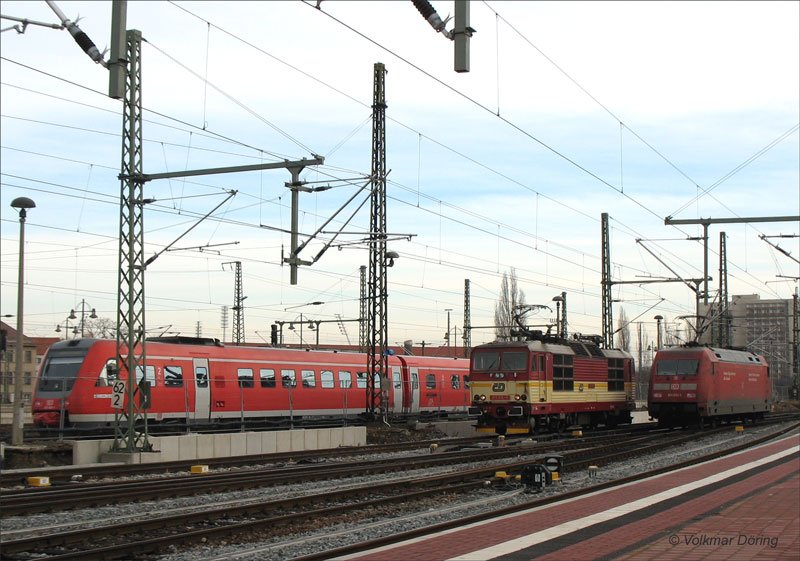 Lokwechsel in DD Hbf: 101 051 hat den EC 175 Hamburg - Budapest bis nach Dresden gebracht, hier bernimmt die CD 371 015 den Zug zur Weiterfahrt nach Tschechien. Im Hintergrund wartet ein 612er auf seinen nchsten Einsatz; 30.12.2006

