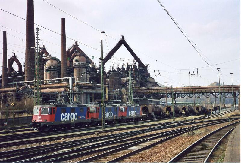 Lokwechsel der SBB Loks fr die Flssigeisenzge in Vlklingen (D).