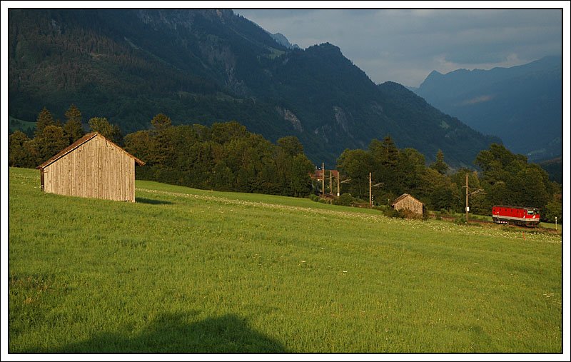 Lokz�ge mit nur einer Maschine fotografiere ich im Normalfall ja nicht, aber bei dieser sch�nen Theaterbeleuchtung........... 1X44 als Lokzug unterwegs auf der Arlberg Westrampe am 27.7.2007. Wahrscheinlichliches Ziel ist Bludenz, den von dort aus werden G�terz�ge bis Landeck �ber den Arlberg in der Regel nachgeschoben.