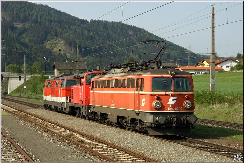 Lokzug 97849 bestehend aus 1042 034 + 2067 042 + 2143 045 fhrt von Knittelfeld nach Graz.
Kraubath 3.5.2009