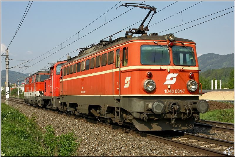 Lokzug 97849 bestehend aus 1042 034 + 2067 042 + 2143 045 fhrt von Knittelfeld nach Graz.
Leoben 3.5.2009