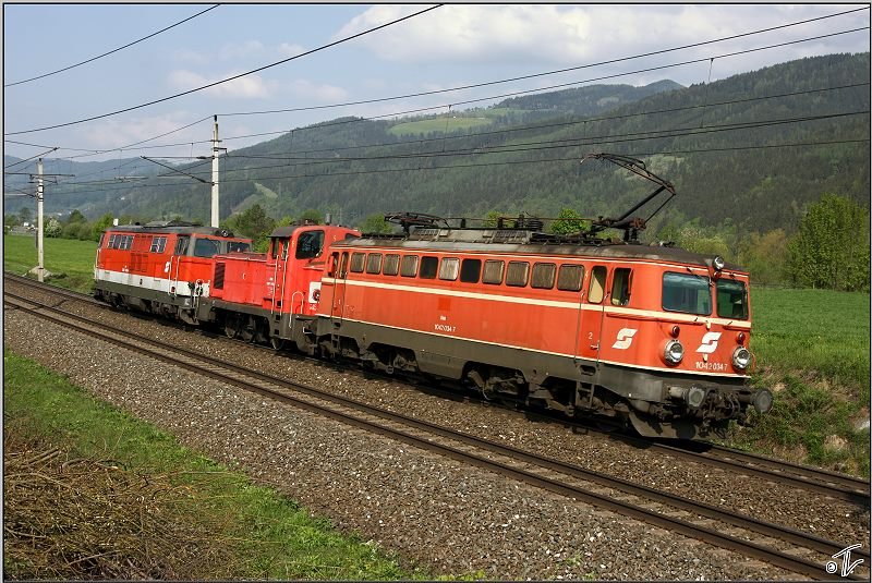 Lokzug 97849 bestehend aus 1042 034 + 2067 042 + 2143 045 fhrt von Knittelfeld nach Graz.
Niklasdorf 3.5.2009 
