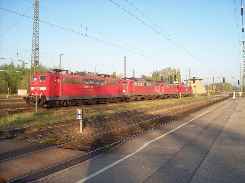 Lokzug bei der Ausfahrt des Rosenheimer Bahnhofs. Zuglok ist eine BR 189  RAILION  gefolgt von zwei 140er und am Schlu eine BR 151. Aufgenommen am 20.04.07. 