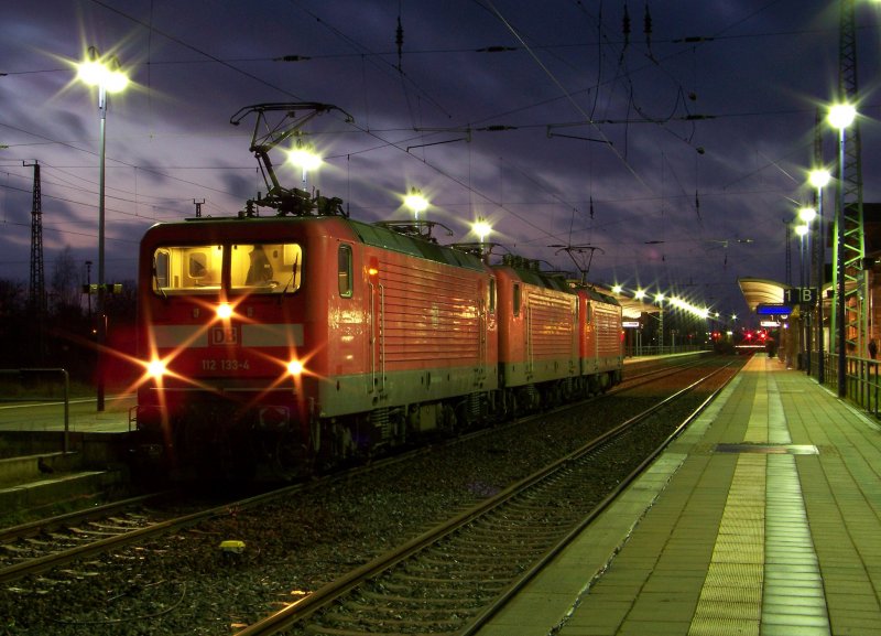 Lokzug bestehend aus 112 133, 143 3xx und 114 004 fahren in wenigen Minuten weiter in Richtung Cottbus. Lbbenau/Spreewald den 19.12.2008 