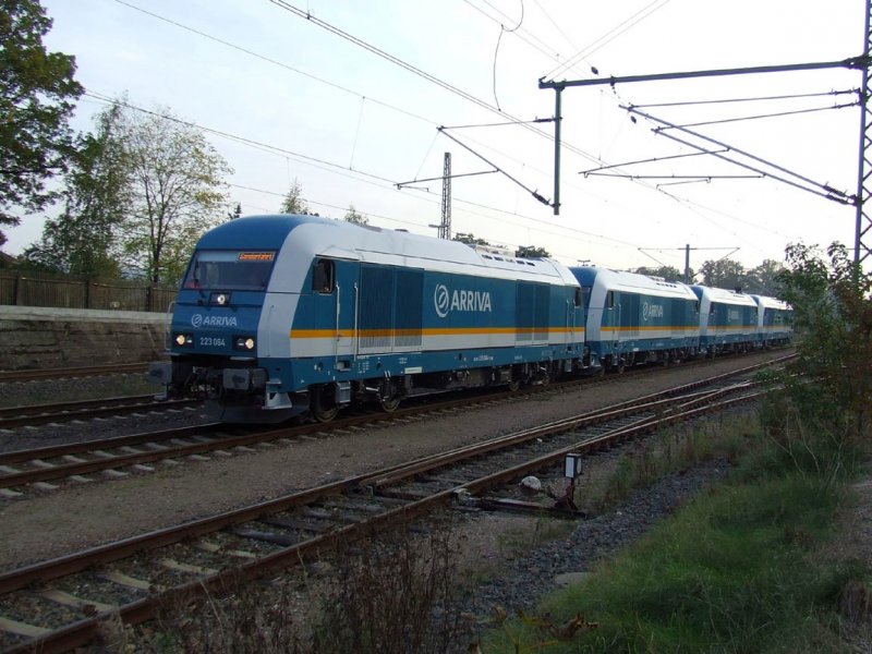 Lokzug bestehend aus 223 064-223 067 am 11.10.07 in Neumark(Sachs.).Die vor einem Jahr nagelneuen Loks befanden sich vermutlich auf der berfhrungsfahrt ins Bahnbetriebswerk der Vogtlandbahn.