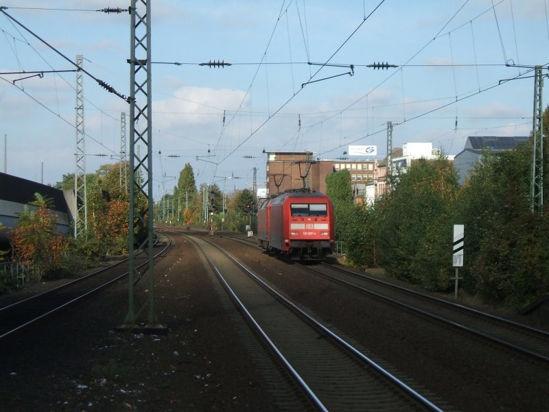 Lokzug mit 101 097 mit 120 123 im Schub durch D�sseldorf-Benrath
in Richtung K�ln.(13.10.2007)