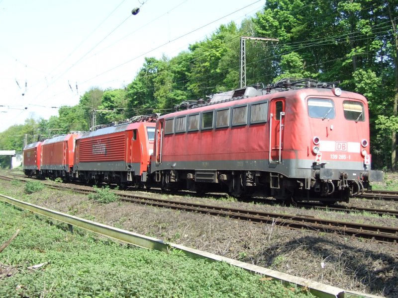 Lokzug mit einer 145,185,189 und 140-er am 21.4.09 in Duisburg-Neudorf